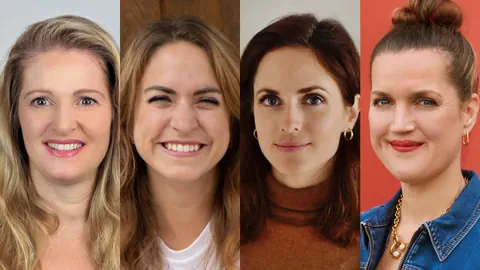 Porträt von vier lächelnden Frauen.