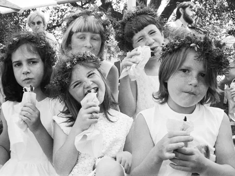 Kinder am Kinderfest im Jahr 1977. Sie verzehren eine Bratwurst.