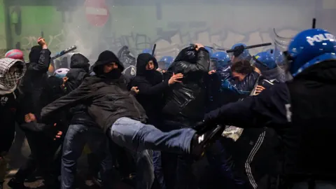 Demonstranten prügeln sich mit Polizisten.