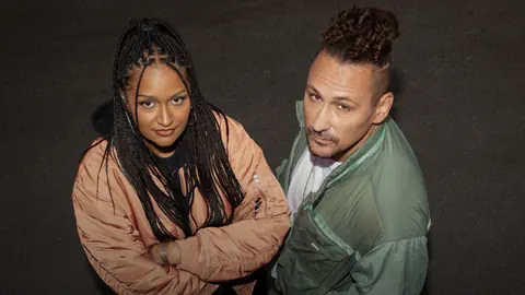 Zwei Personen in Freizeitkleidung, Blick nach oben.