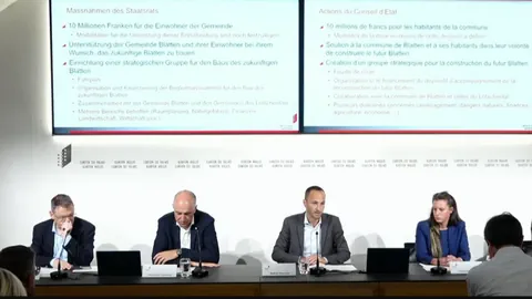 Vier Staatsräte bei der Medienkonferenz am Tisch.