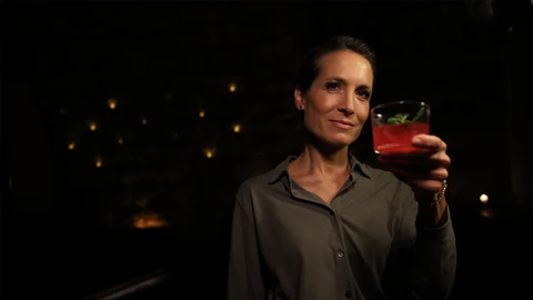 Rundschau-Moderatorin Franziska Ramser prostet mit einem Drink in Richtung Kamera