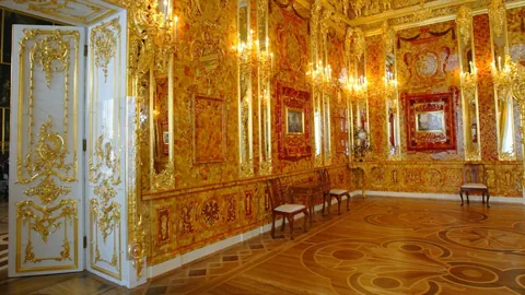 Blick in das nachgebaute Bernsteinzimmer. Opulente Verzierungen und bernsteinfarbene Akzente sind sichtbar.