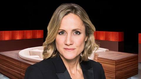 Die Journalistin Barbara Lüthi. Sie blickt ernst. Im Hintergrund: das runde Sofa der Club-Sendung.