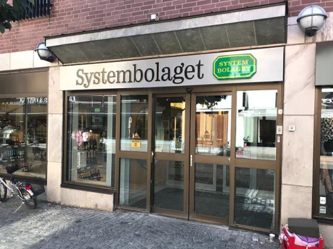 Eingang eines Geschäfts mit Glastüren und Schaufenster.