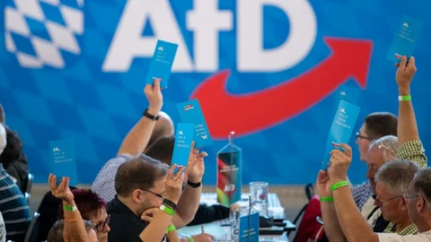 Personen an einem AfD-Parteitag