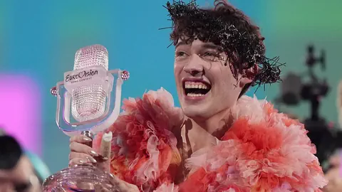 Nemo auf der Eurovision-Bühne mit der ESC-Trophäe