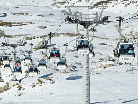 Eine Gondelbahn bringt Wintersportbegeisterte ins Skigebiet.