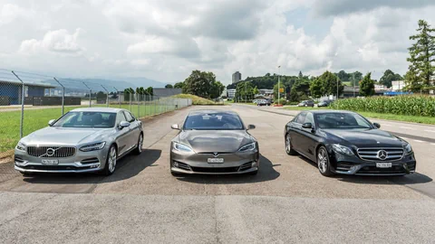 3 autos auf teststrecke