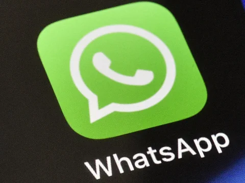 WhatsApp-Logo auf Smartphone-Bildschirm.