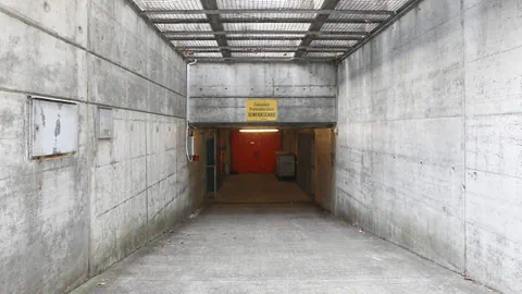 Blick auf den Eingang in eine Zivilschutzanlage.