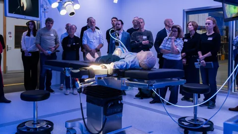Personen stehen um einen Operationstisch herum.