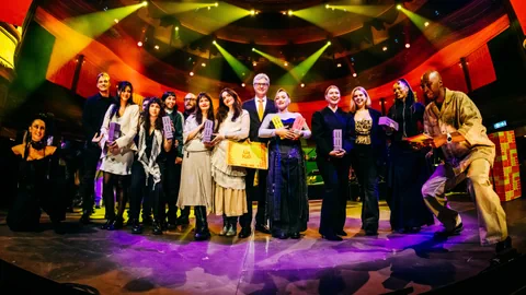 Sie gewannen «MusicMovesEurope-Awards»: Doppelsiegerin Lia Kali in der Mitte mit zwei Trophäen.