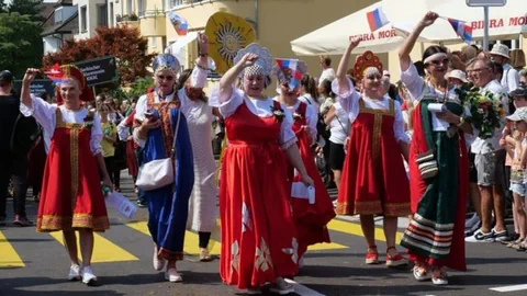 Frauen mit russischer Flagge und russischen Trachten.