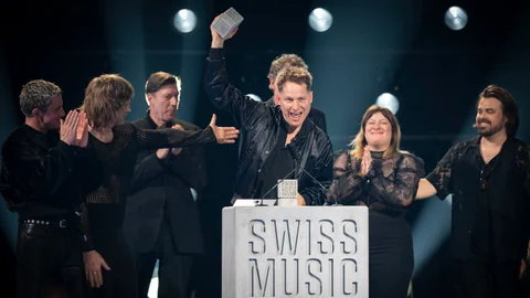 Die Band nimmt einen weiteren Swiss Music Award entgegen. 