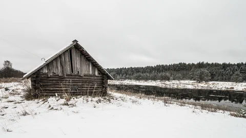 Eine Holzhütte im Schnee