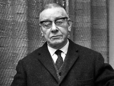 Älterer Mann in Anzug mit Brille