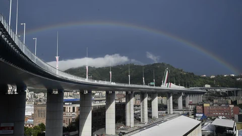 Neue Brücke unter Regenbogen