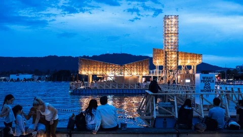 Das hölzerne Wahrzeichen der Manifesta 11 in Zürich im Abendlicht.