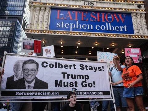Demonstranten mit Banner vor dem Late Show Theater.