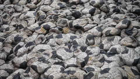 Die mit Sand gefüllten Bälle vor der Fifa-Zentrale. 