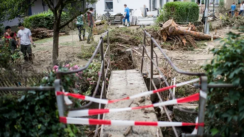 Menschen, die aufräumen nach dem Unwettre