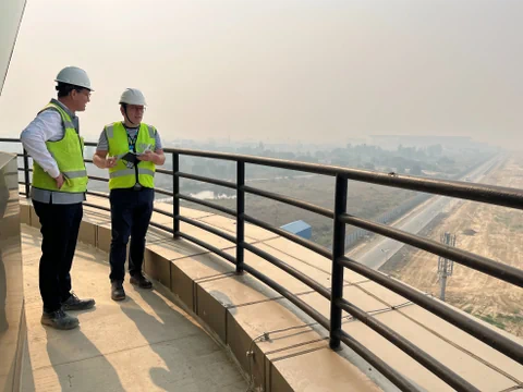 Zwei Männer auf einer Terrasse.