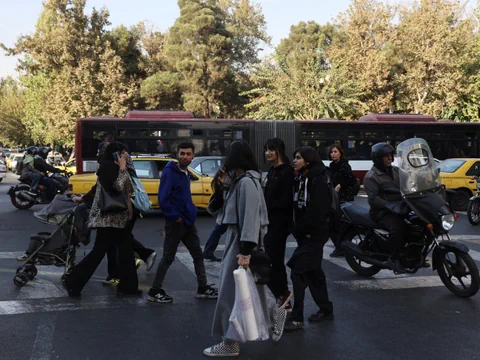 Menschen auf den Strassen von Teheran (5. November 2025).