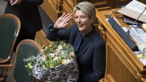 Karin Keller-Sutter winkend.