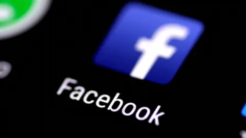 Nahaufnahme des Facebook-App-Icons auf einem Bildschirm.