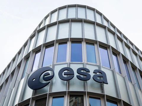Das Logo der ESA am Hauptsitz in Paris.
