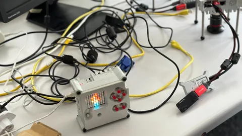Kabel auf einem Tisch.