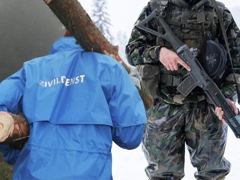 Person im Zivildienstanzug schleppt Baumstamm; Person in Militäruniform mit Gewehr.