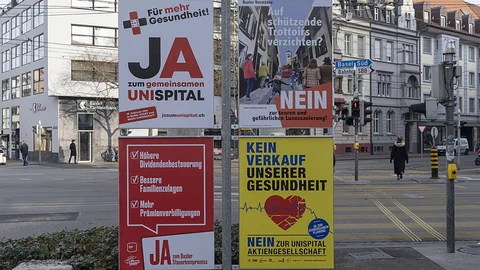 Vier Abstimmungsplakate, zwei davon zur Spitalfusion.