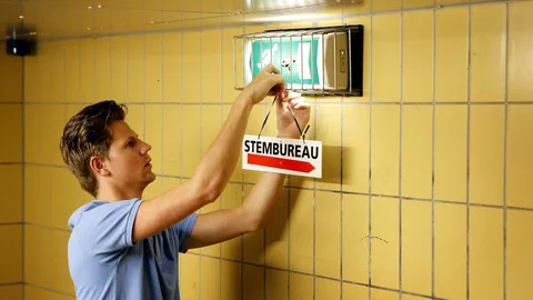 Ein Mann hängt ein Bild auf mit Stimmbüro und einem Pfleil in eine Richtung.