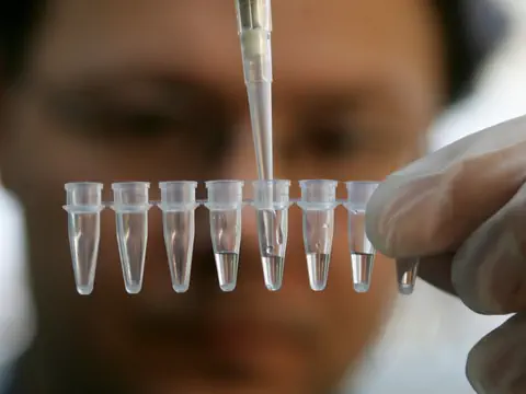 Mensch mit Pipette.