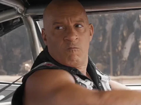Person mit Glatze fährt ein Auto.