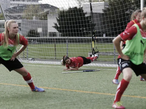 Frauen auf dem Fussballplatz im Training