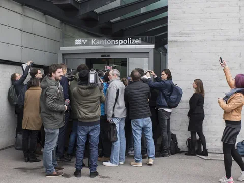 Menschenmenge vor Eingang der Kantonspolizei, viele fotografieren.