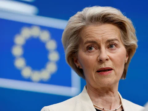 Frau vor EU-Flagge.
