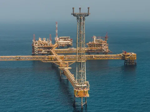 Offshore-Ölplattformen im Meer mit Verbindungsbrücken.