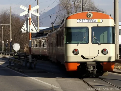 Grauer Bahnwagen der Ponte Tresa Bahn auf der Strecke.
