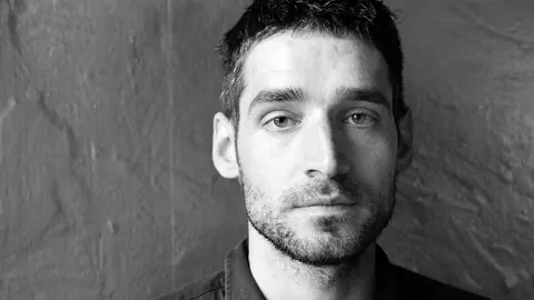 Schwarzweiss-Aufnahme von Theaterregisseur Thom Luz.