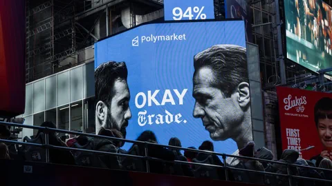 Leute vor grosser Werbetafel mit Konterfeis und Text 'Okay Trade'.