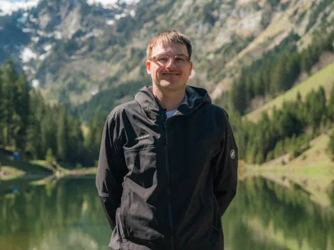 Noah Bachofen steht am Talalpsee.