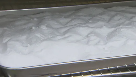 Lithium sieht aus wie Kristallzucker und ist das Gold des Elektrozeitalters. 