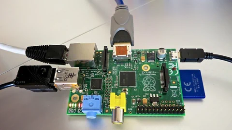 Eine Computerplatine mit angeschlossenen Kabeln