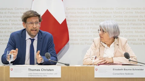 Zwei Personen sprechen auf einer Pressekonferenz im Bundesratssaal.