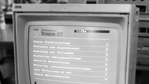 Schwarz-weiss-Bild eines alten Videotex-Bildschirms mit dem Telegiro-Dienst der PTT.