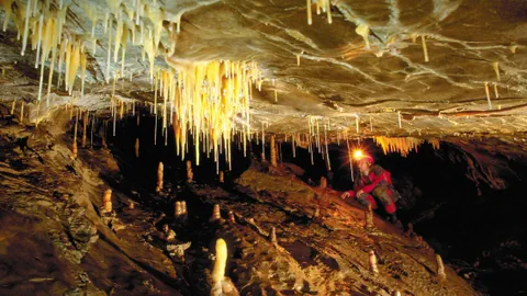 Mann in Höhle.